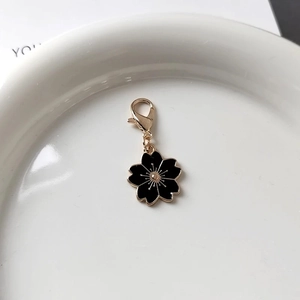 Eleganter Kirschblüten-Schlüsselanhänger in Schwarz-Emaille und Gold-Legierung