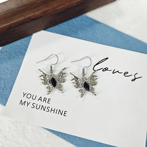 Boucles d'oreilles papillon en argent avec gemme noire et crochets en acier 316