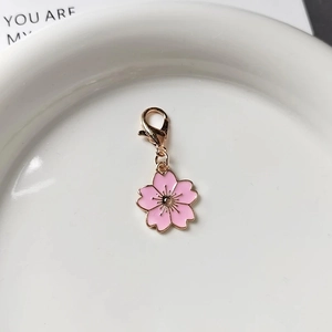 Kirschblüten-Anhänger aus Emaille mit goldenem Legierungs-Schlüsselring für Taschen