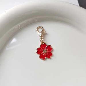 Minimalistischer Kirschblüten-Anhänger aus Legierung mit Goldbeschichtung und Karabiner