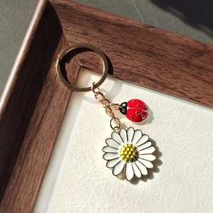 Porte-clés émaillé marguerite et coccinelle avec anneau doré pour sacs