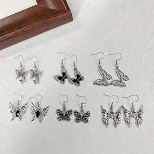 Détail de six boucles d'oreilles papillon en argent avec zircone et émail coloré