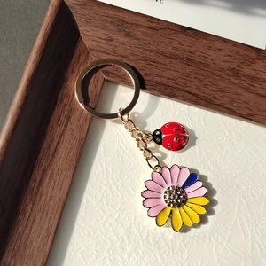 Porte-clés marguerite et coccinelle en alliage avec pendentif fleur coloré et fermoir doré