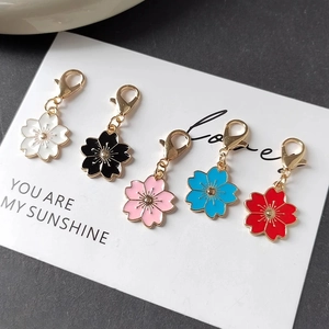 Detailansicht bunter Kirschblüten-Anhänger aus Legierung mit goldenen Karabinerverschlüssen