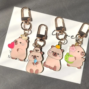 Lot de quatre porte-clés mignons en émail Capybara avec divers motifs de dessins animés