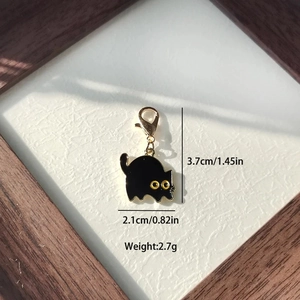 Détail montrant les dimensions du porte-clés chat noir avec fermoir mousqueton doré chic