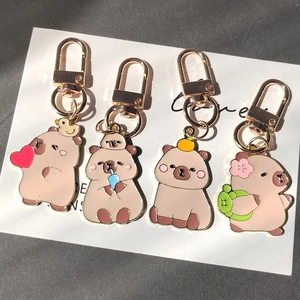 Détails de quatre porte-clés Capybara mignons en alliage avec finition émail brillant