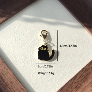 Vue détaillée d'un porte-clés chat noir en émail avec dimensions de 3,9 cm x 2 cm et fermoir