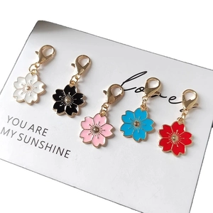 Fünf Kirschblüten-Anhänger aus Legierung in verschiedenen Farben mit goldenen Karabinerhaken