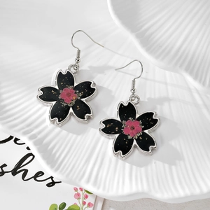 Orecchini a ciliegio in resina nera con fiori secchi e dettagli in foglia d'oro
