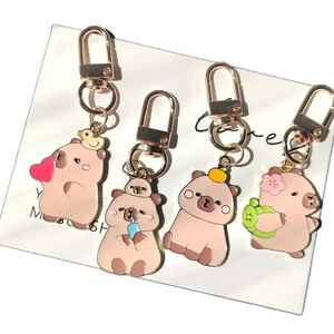 Lot de quatre porte-clés capybara mignons en émail rose avec fermoirs dorés