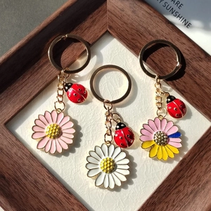 Porte-clés Créatif en Alliage Marguerite et Coccinelle Mode Douce Pendentif de Sac Bijoux Fleur Rose Blanche Colorée Charme Porte-clés