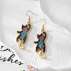Orecchini a forma di gatto nero in resina con veri fiori secchi e ganci placcati oro