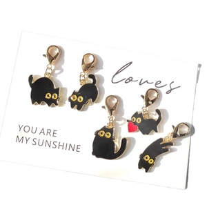 Lot de 5 porte-clés chats noirs en alliage avec poses mignonnes et fermoirs dorés