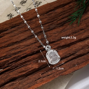 Détail du pendentif Bouddha dimensions 2.1cm par 1.2cm avec zircon et infos sur le poids