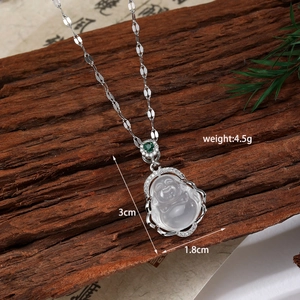 Vue détaillée du collier pendentif Bouddha avec dimensions 3cm x 1,8cm et poids de 4,5g