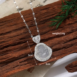 Vue détaillée du collier pendentif Bouddha, dimensions 3cm x 2cm et poids de 5,4g