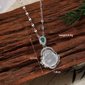 Gros plan du pendentif bouddha en zircone montrant les dimensions de 3,1cm par 1,8cm