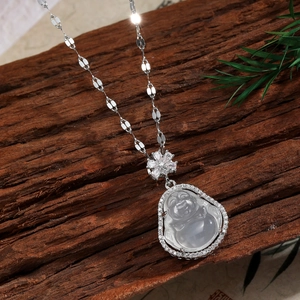 Collier avec pendentif Bouddha élégant et maillon fleur en zircon sur fond de bois
