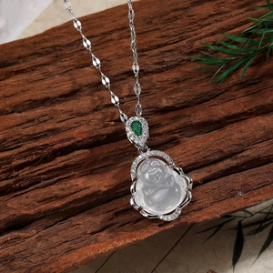 Collier Bouddha de style chinois avec pendentif en zircon et chaîne argentée élégante