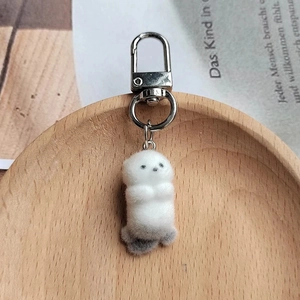 Porte-clés mignon loutre et ours polaire en peluche avec fermoir argenté sur plateau