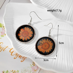 Detailed size view of daisy resin earrings with 5cm length and 3cm pendant diameter