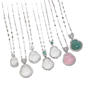 Colliers avec pendentif Bouddha et zircons sur chaîne élégante en acier argenté