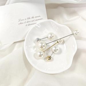 Set di cinque eleganti spille di sicurezza con perle in una ciotolina a conchiglia