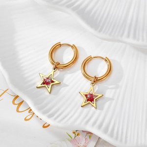 Boho-Ohrringe mit goldenem Stern, roten Trockenblumen und Perlen im Vintage-Stil