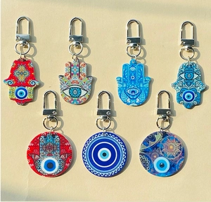Dettaglio di portachiavi a mano di Fatima e occhio del male in acrilico stile mandala