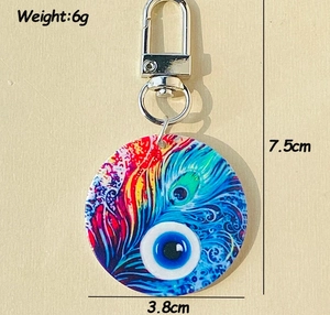 Dettaglio portachiavi colorato Evil Eye in acrilico con chiusura a D in metallo argento