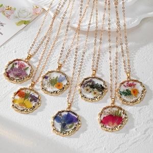 Collier Pendentif en Résine et Fleurs Séchées Naturelles Fait Main Avec Cadre en Alliage Festonné Doré Bijoux Floraux Femme