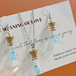 Détails du collier et des boucles d'oreilles en bouteille de verre avec fantôme lumineux