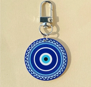 Dettaglio del portachiavi retrò Malocchio con motivo greco blu e chiusura a moschettone