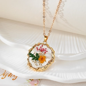 Collier chic en chaîne dorée avec pendentif irrégulier orné de véritables fleurs séchées