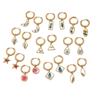 Böhmische goldene Edelstahl-Ohrringe Set mit bunten Trockenblumen Harz-Anhängern