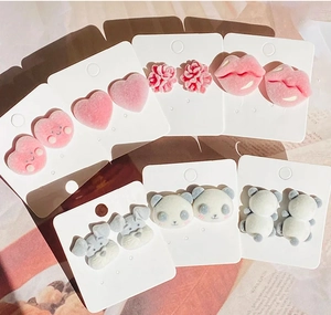 Détail d'un lot de 6 paires de boucles d'oreilles floquées avec motifs cœur et panda