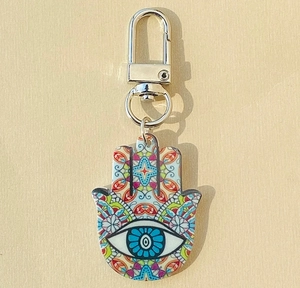 Dettaglio portachiavi Mano di Fatima con motivi mandala colorati e design dell'occhio