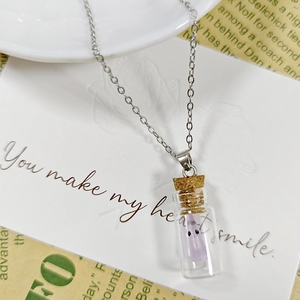 Détail du pendentif bouteille fantôme lumineuse avec chaîne argentée pour Halloween