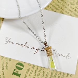 Pendentif fantôme lumineux en bouteille de verre sur une carte de message doux