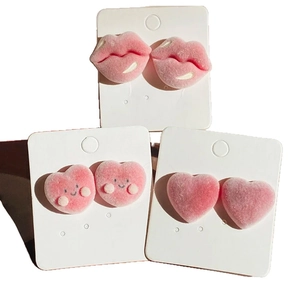 Lot de boucles d'oreilles floquées roses en forme de cœur et de lèvres sur carte
