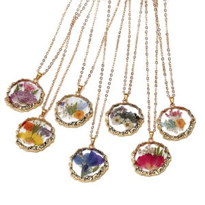 Colliers bohèmes avec fleurs séchées en résine et bordures dorées irrégulières, lot de 7