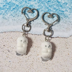Cute Plush Otter Keychain Flocked Resin Animal Bag Pendant With Silver Heart Metal Buckle For Women Girls Gift Decoration