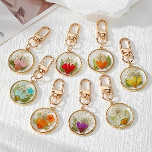 Natural Dried Flower Resin Keychain Transparent Daisy Baby's Breath Floral Pendant Bag Charm Mori Style Accessory Women
