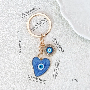 Detailansicht vom Evil Eye Schlüsselanhänger mit blauem Herz und Strass-Augen-Anhänger