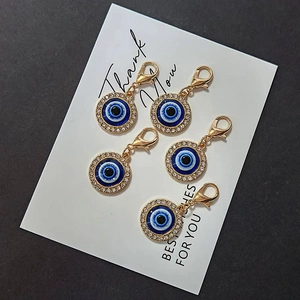 Set di cinque ciondoli Occhio del Diavolo con strass luminosi e chiusure a moschettone
