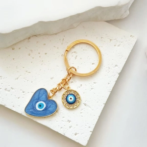 Kreativer Evil Eye Herzanhänger Schlüsselanhänger mit blauem Emaille und Kristalldetails