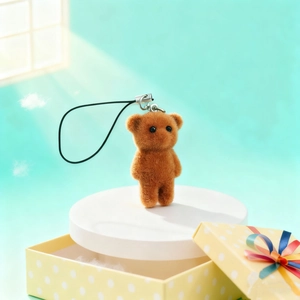 Mignon porte-clés ours en peluche marron avec clip en métal sur fond de cadeau bleu clair
