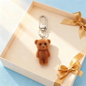 Gros plan détaillé du porte-clés ours marron dans une boîte cadeau élégante