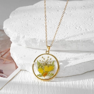 Collier bohème fait main avec de véritables fleurs séchées jaunes et blanches en résine